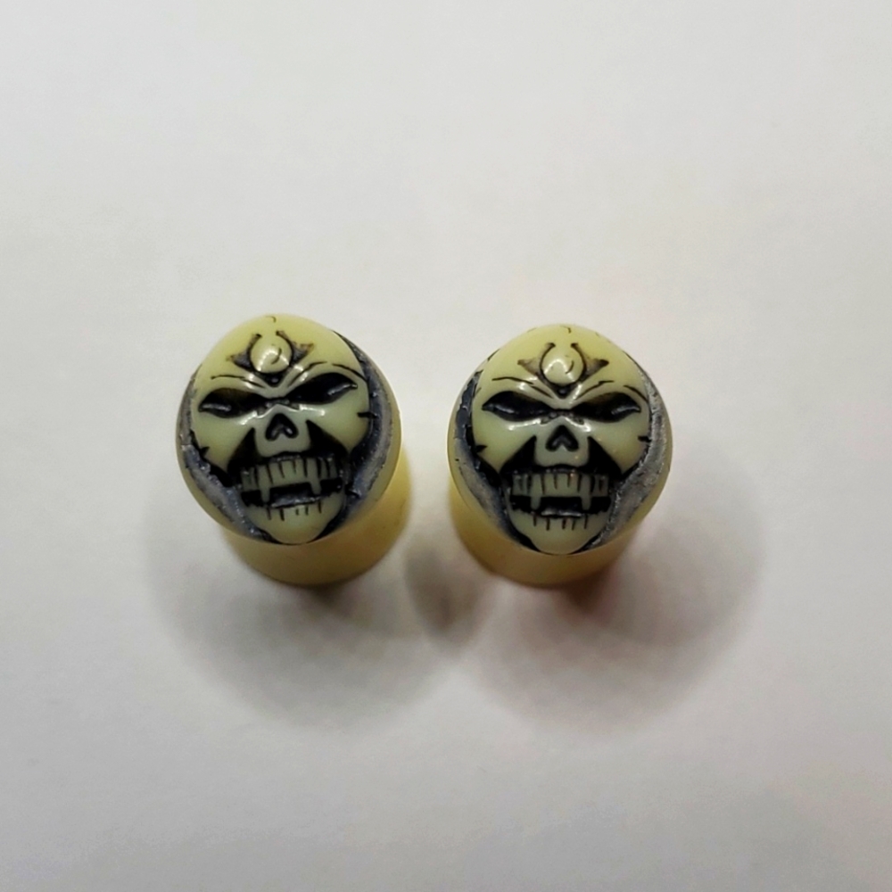 Skull design tan ear plugs 1 pair size 0 gauge = 8 mm